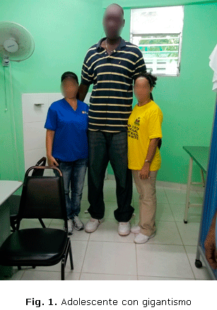 Fig. 1. Adolescente con gigantismo.